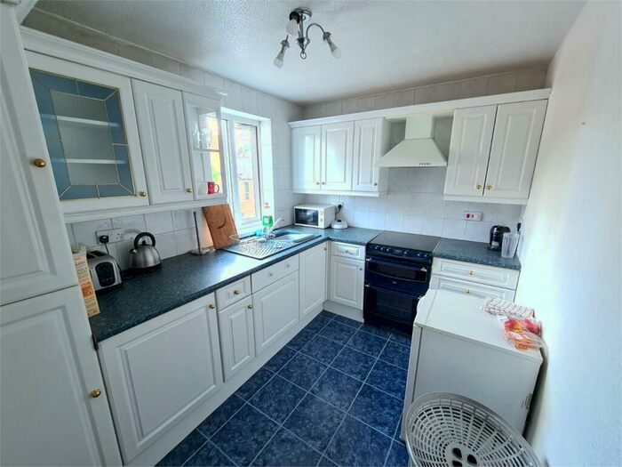 2 Bedroom Flat To Rent In Diploma Court, East Finchley, N2