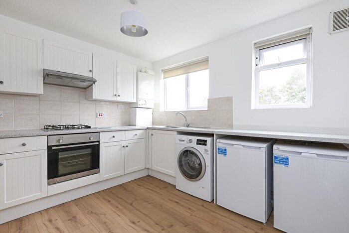 2 Bedroom Flat For Sale In Barston Road, West Norwood, London, SE27