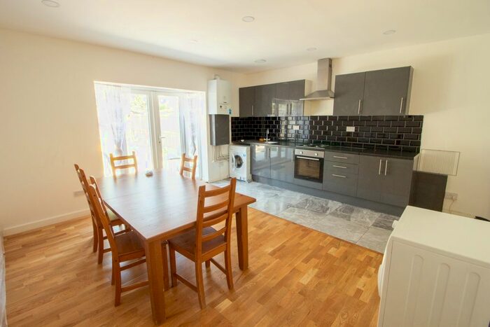 5 Bedroom Flat To Rent In Saxon Road, Wood Green, N22