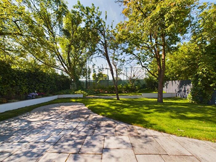 Studio For Sale In Brondesbury Park, London, NW6