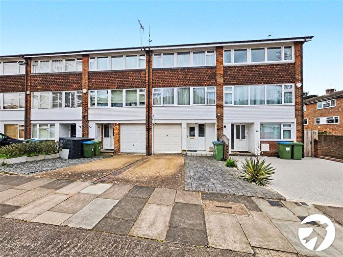 4 Bedroom Town House To Rent In Oakways, London, SE9