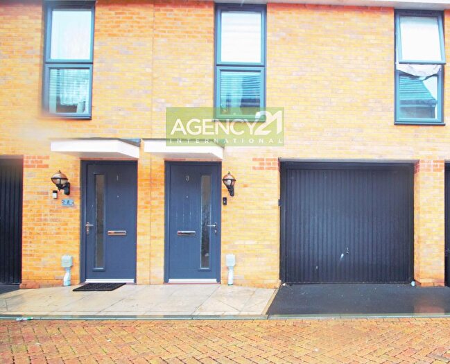 3 Bedroom Maisonette For Sale In Cromwell Road, Rainham, RM13