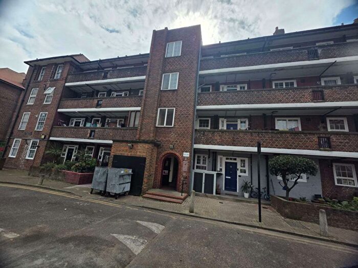 Studio To Rent In Shadwell Gardens, London, E1