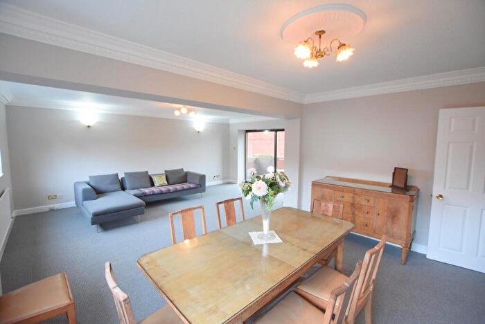 3 Bedroom Flat To Rent In Spencer Close, London, N3