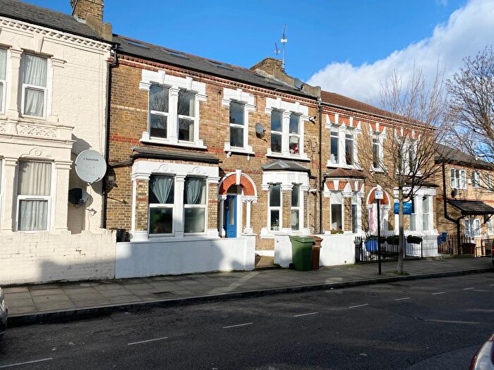 4 Bedroom Flat To Rent In Colenso Road, Clapton, London, E5