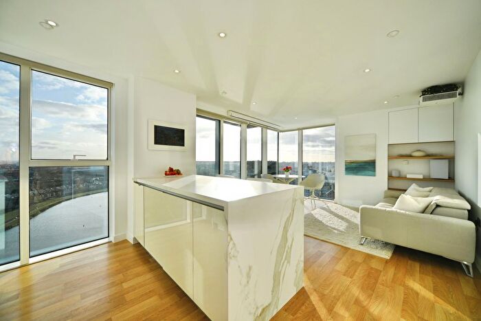 2 Bedroom Flat For Sale In Woodberry Grove, London, N4