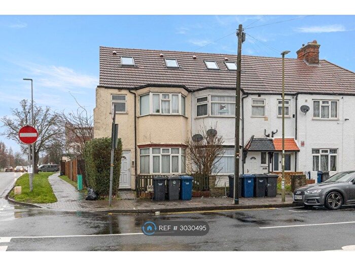 Studio To Rent In Woodville Gardens, London, NW11