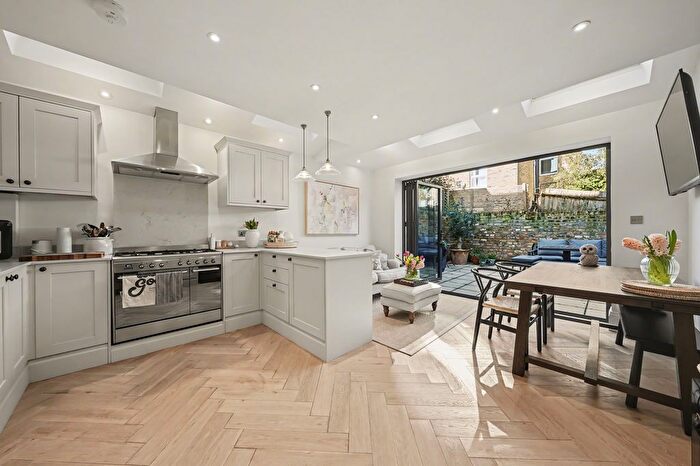 2 Bedroom Flat For Sale In Cathles Road, London, SW12
