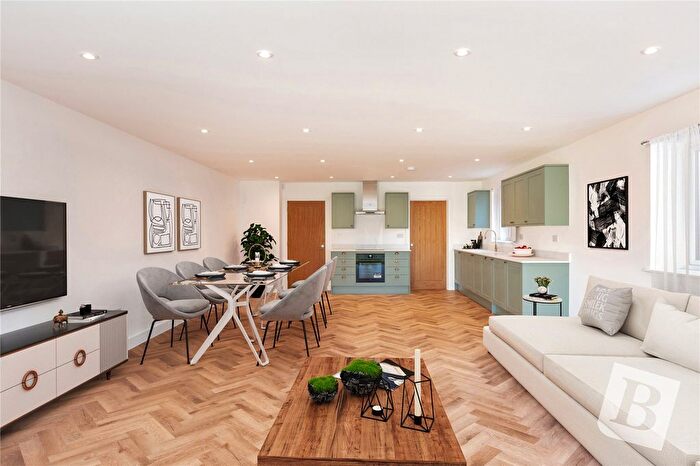 3 Bedroom Semi-detached House For Sale In King Edward Avenue, Rainham, RM13