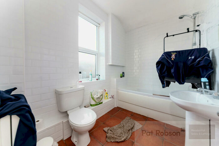 5 Bedroom Maisonette To Rent In Myrtle Grove, Jesmond, Newcastle Upon Tyne, NE2