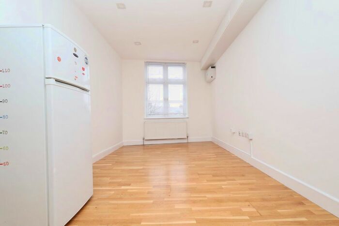 1 Bedroom Flat To Rent In Turners Hill, Cheshunt, EN8