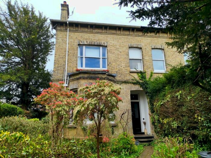 3 Bedroom Flat To Rent In Hatchlands Road, Redhill, RH1