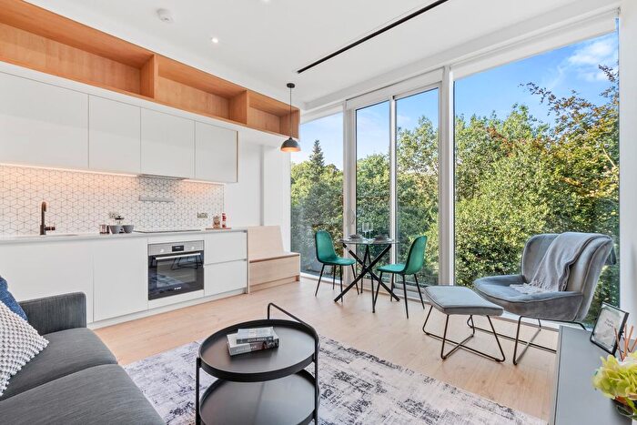 1 Bedroom Flat To Rent In Parkview, Great West Road, TW8