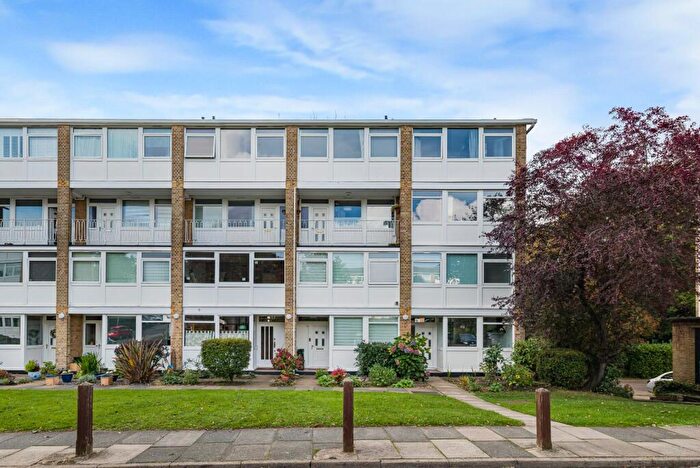3 Bedroom Maisonette For Sale In Tarnwood Park, London, SE9
