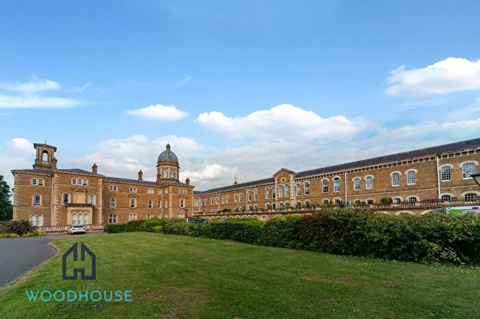 2 Bedroom Flat To Rent In Royal Drive, London, N11