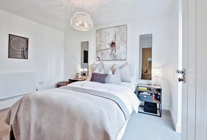 2 Bedroom Flat For Sale In Grosvenor Road, Westcliff-on-Sea, Essex, SS0