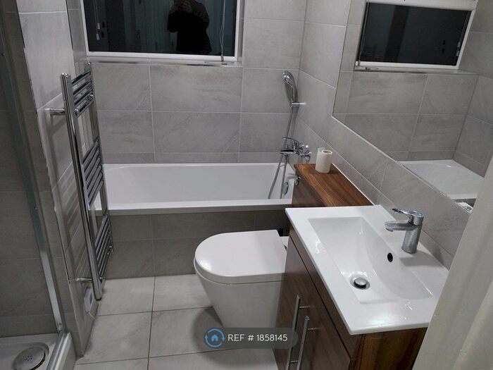 3 Bedroom Flat To Rent In Rose Kiln Lane, Reading, RG1