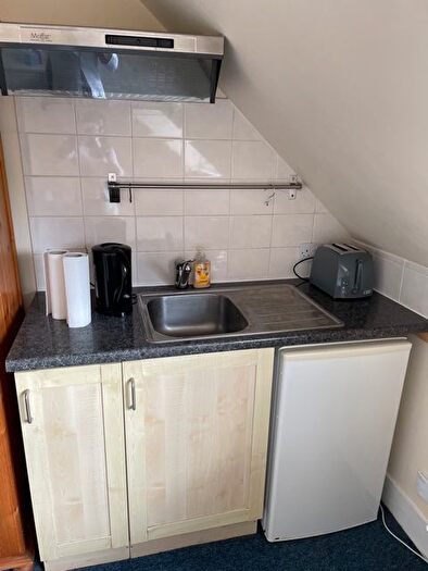 Studio To Rent In Queens Road, London, NW4