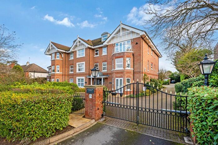2 Bedroom Apartment For Sale In Oatlands Drive, Weybridge, KT13