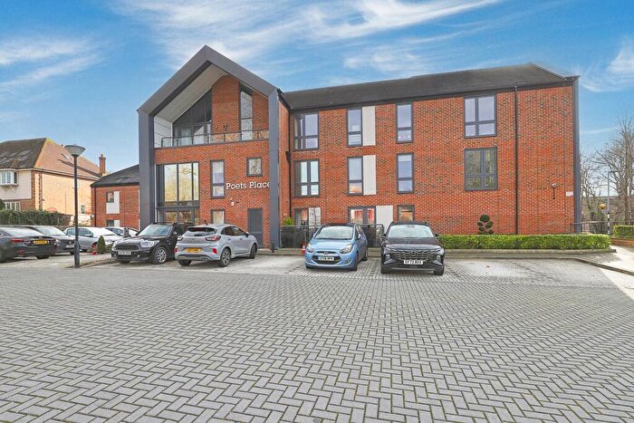 2 Bedroom Apartment For Sale In Alderton Hill, Loughton, Essex, IG10
