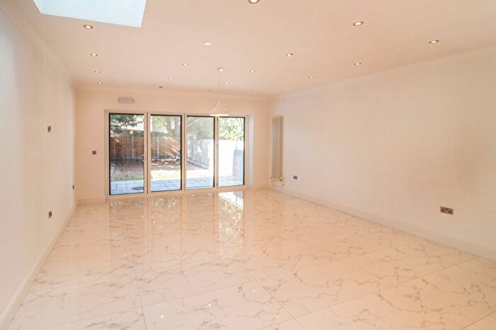 5 Bedroom End Of Terrace House To Rent In Coventry Road, Ilford, IG1