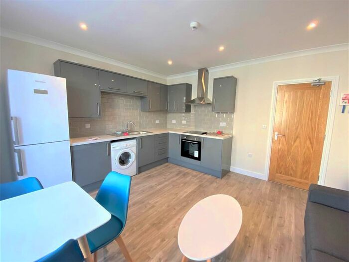 3 Bedroom Flat To Rent In Gwydr Crescent, Uplands, Swansea, SA2