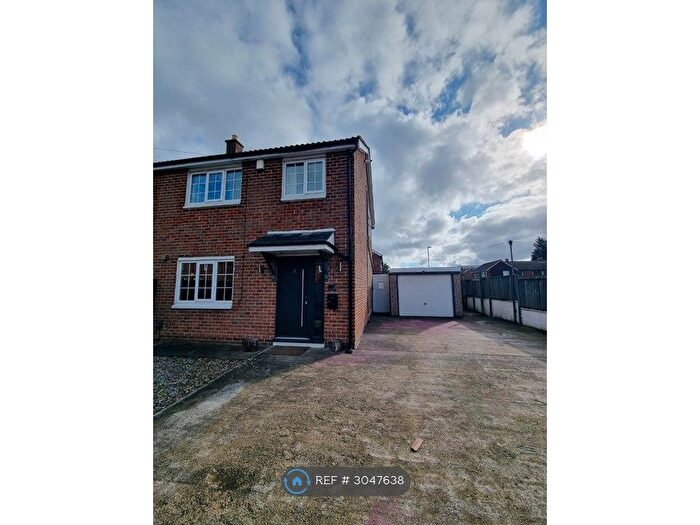 3 Bedroom Semi-Detached House To Rent In Fieldhead Crescent, Batley, WF17