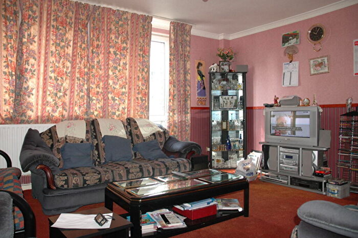3 Bedroom Maisonette For Sale In Fellows Court, Weymouth Terrace, Bethnal Green, London, E2