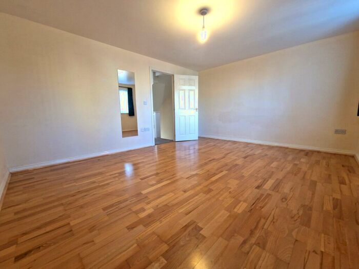 4 Bedroom Town House To Rent In Bluebell Way, Carterton, OX18