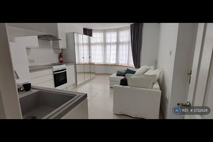 Studio To Rent In Flower Lane, London, NW7