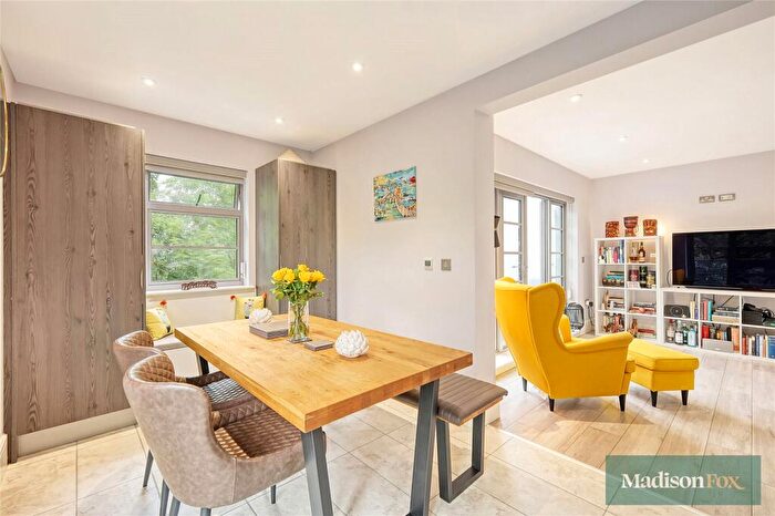 1 Bedroom Apartment For Sale In Roding Road, Loughton, Essex, IG10