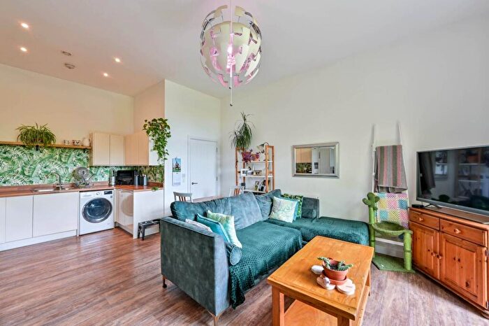 2 Bedroom Flat For Sale In Wey Corner, Guildford, GU1