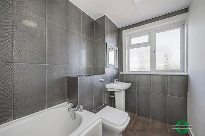 3 Bedroom Flat To Rent In Palace Parade, High Street, London, E17