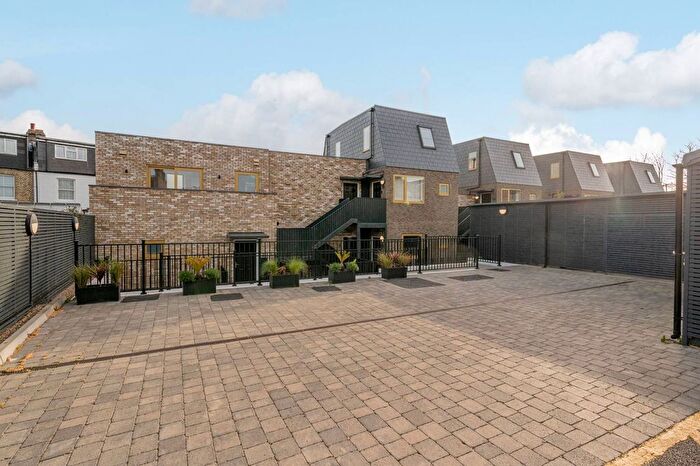 3 Bedroom Flat For Sale In Carpenters Mews, Wandsworth, London, SW17