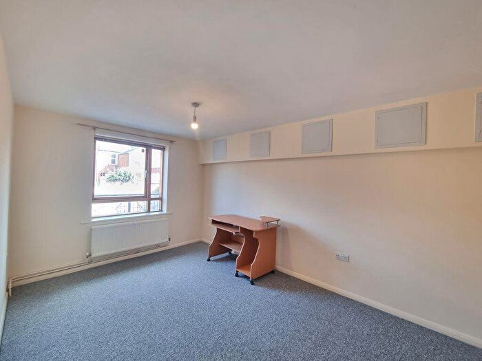 3 Bedroom Flat To Rent In Fleetwood Court, Leicester, LE2