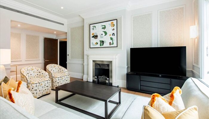 3 Bedroom Flat To Rent In Duke Street, Mayfair, W1K