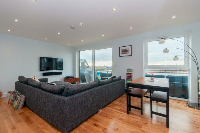 2 Bedroom Apartment To Rent In Tate House, Leeds City Centre, LS2