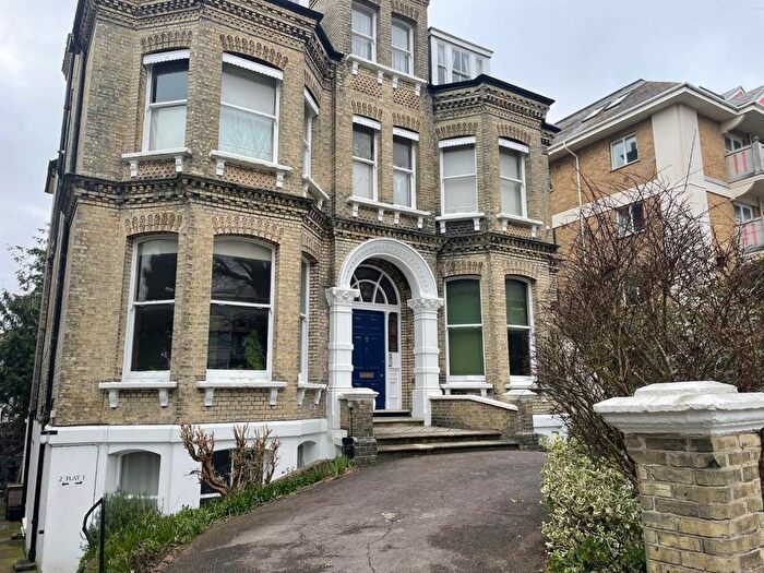 2 Bedroom Flat To Rent In Eaton Gardens, Hove, BN3
