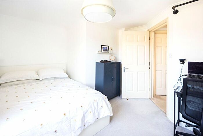 1 Bedroom Flat For Sale In Mile End Road, Stepney, London, E1