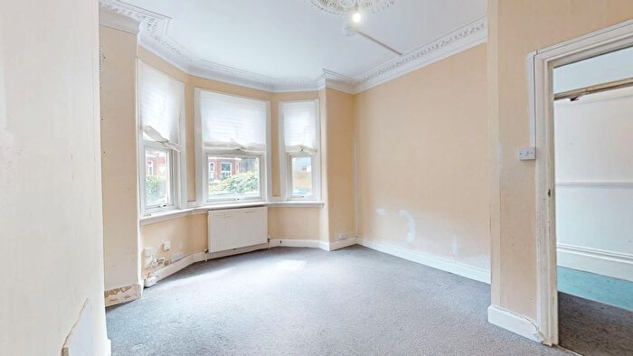 3 Bedroom Block Of Flats For Sale In Isla Road, London, SE18