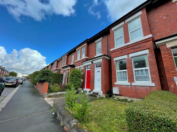 2 Bedroom Flat To Rent In Hyde Terrace, South Gosforth, Newcastle Upon Tyne, NE3