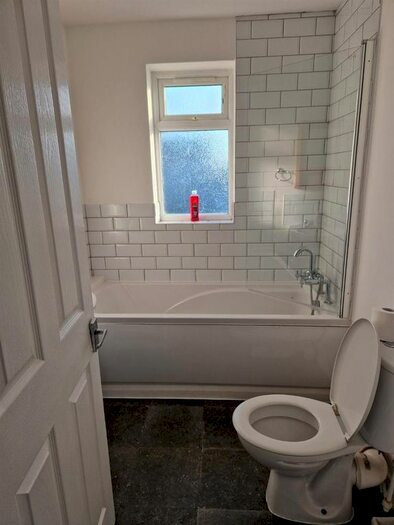 2 Bedroom Flat To Rent In Hawthorn Way, Shepperton, TW17