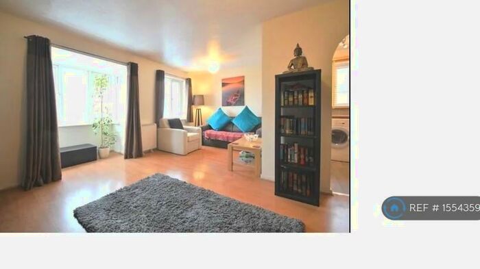 2 Bedroom Flat To Rent In Oak Apple Court, London, SE12