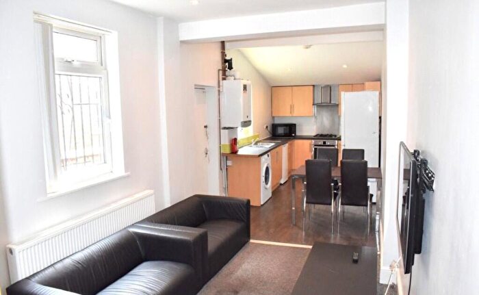 3 Bedroom Apartment To Rent In Geary Street, London, N7