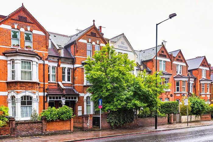 2 Bedroom Flat To Rent In Cavendish Road, Clapham South, London, SW12