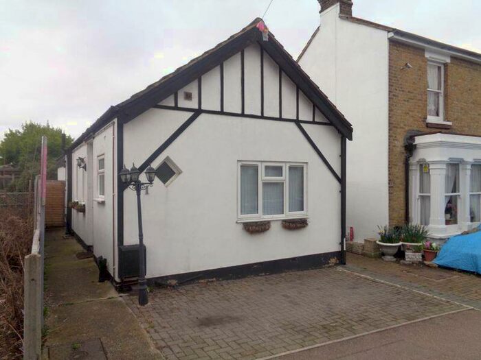 2 Bedroom Bungalow To Rent In Southsea Avenue, Leigh-On-Sea, SS9