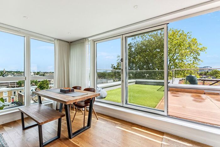 2 Bedroom Flat For Sale In Goldhawk Road, Shepherd's Bush, London, W12