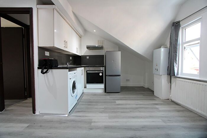 1 Bedroom Flat To Rent In Hamberton Road, London, SW9