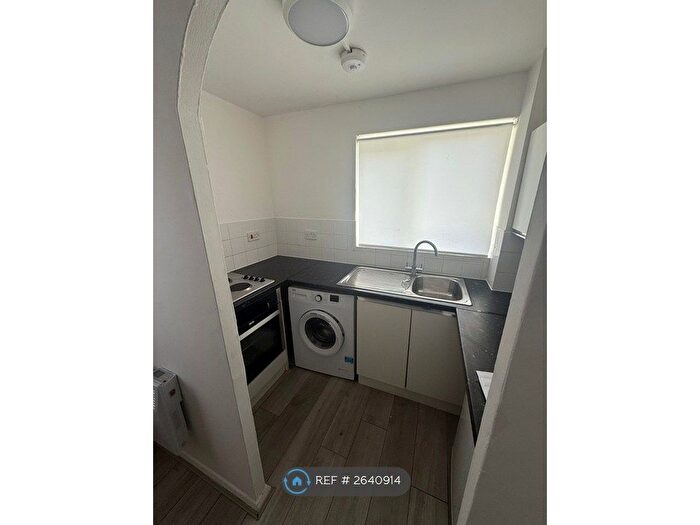 Studio To Rent In Linnet Close, London, N9
