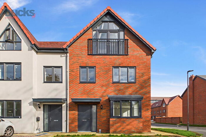 5 Bedroom End Of Terrace House For Sale In Osbourne Gardens. Aylesbury., HP21